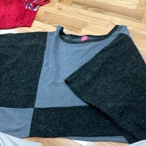 shirt with long sleeves that ressembles à poncho size 5